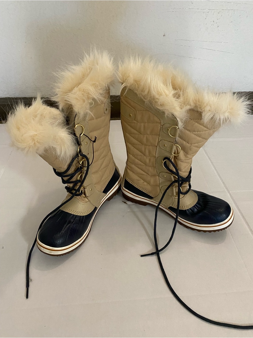 Sorel Women’s Faux-Fur Trim Beige & Black Winter Boots Size 8